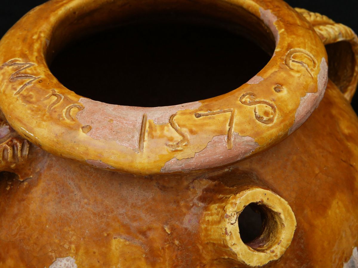 Orcetto in Terracotta Smaltata Color Ocra