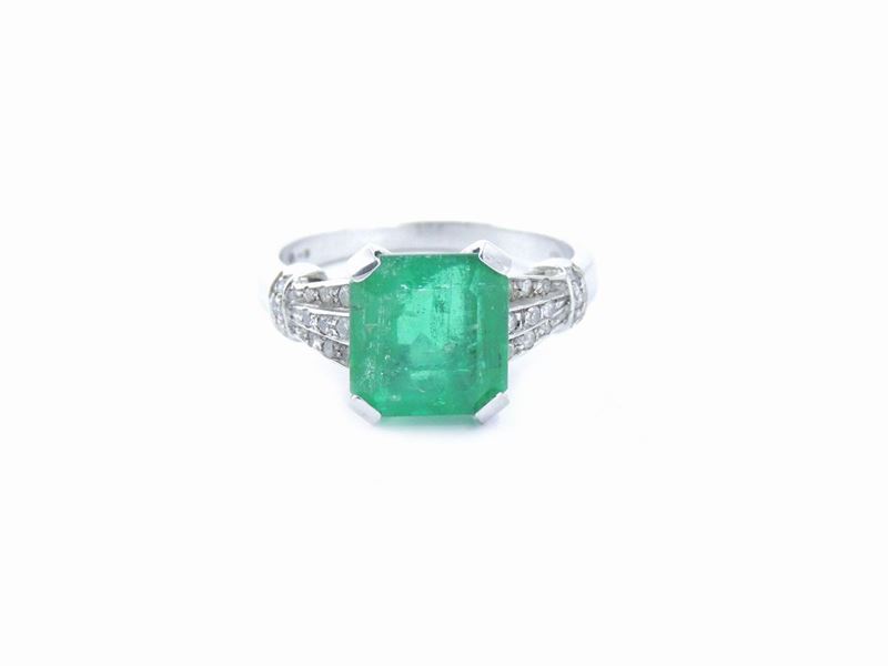 Anello in Oro Bianco con Diamanti e Smeraldo