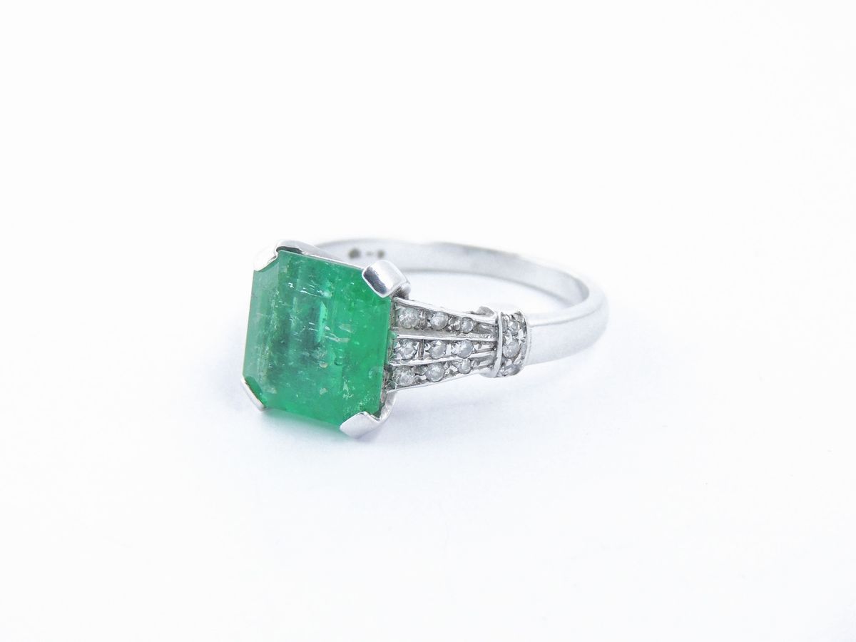 Anello in Oro Bianco con Diamanti e Smeraldo