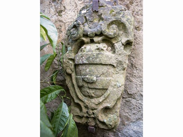 Ancient coat of arms in pietra serena  - Auction Furniture and Paintings from the Gamberaia Castle in Florence - Maison Bibelot - Casa d'Aste Firenze - Milano