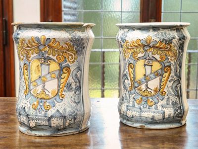 Coppia di Grandi Albarelli in Maiolica