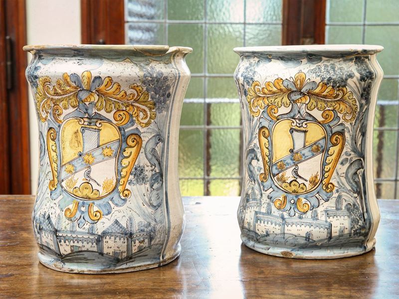 Coppia di Grandi Albarelli in Maiolica