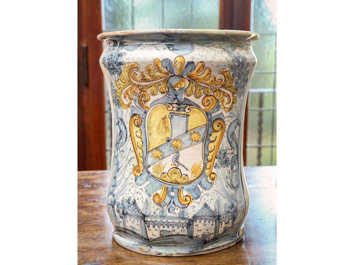 Coppia di Grandi Albarelli in Maiolica