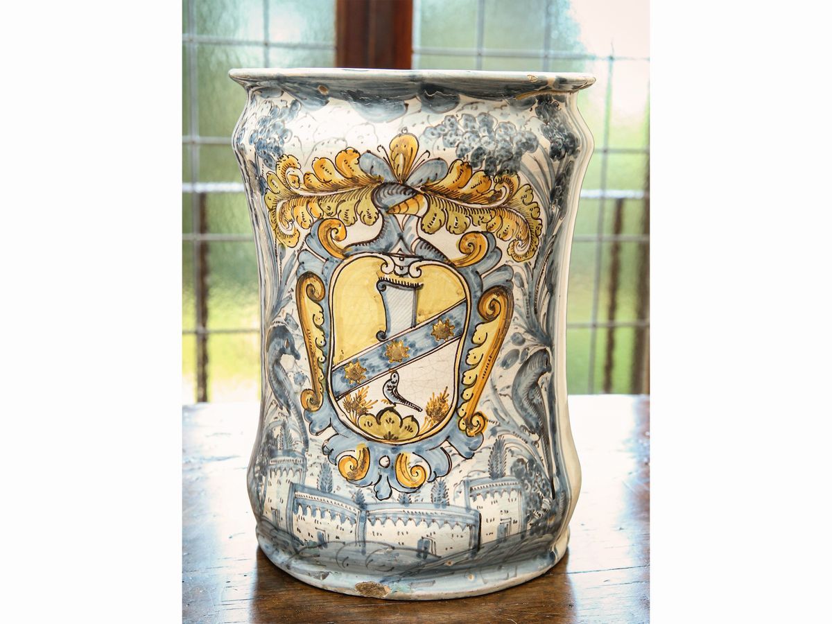 Coppia di Grandi Albarelli in Maiolica