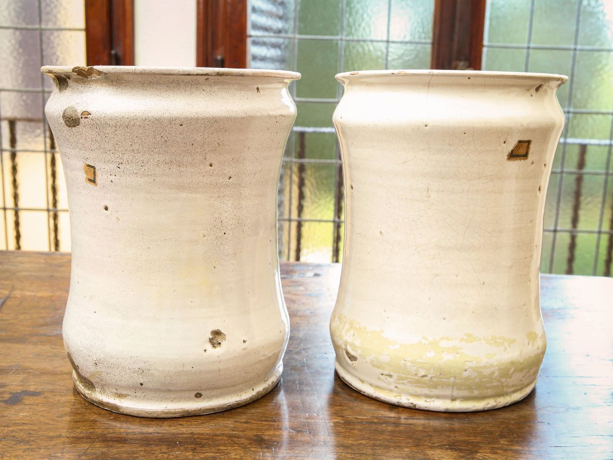 Coppia di Grandi Albarelli in Maiolica