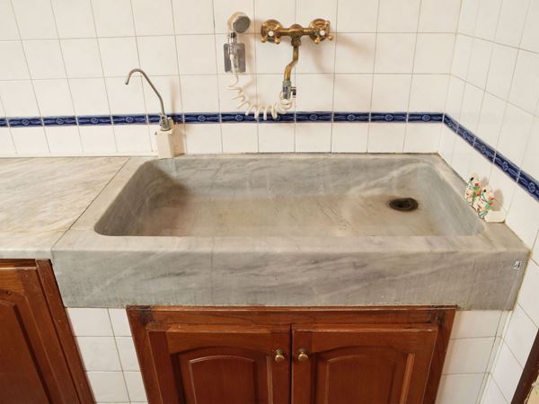 Large sink in white marble
