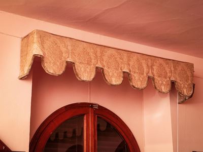 Serie di Quattro Mantovane in Tessuto Damascato Color Beige