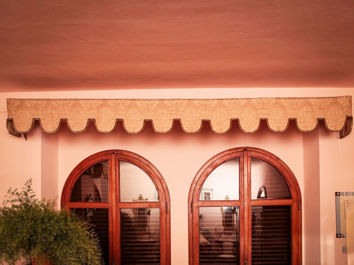 Serie di Quattro Mantovane in Tessuto Damascato Color Beige