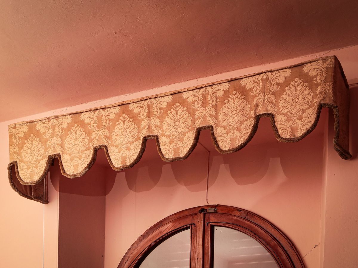 Serie di Quattro Mantovane in Tessuto Damascato Color Beige