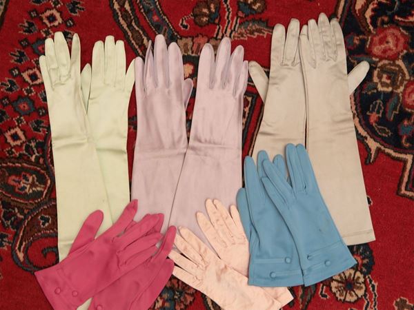 Assortment of gloves in various colors  - Auction Furniture and Paintings from the Gamberaia Castle in Florence - Maison Bibelot - Casa d'Aste Firenze - Milano