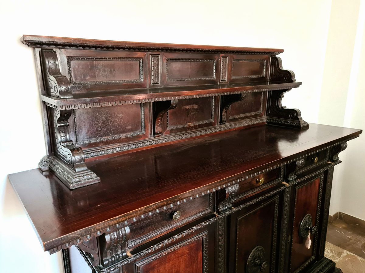 Credenza a Due Corpi in Noce