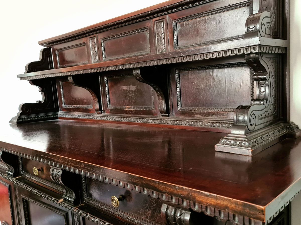 Credenza a Due Corpi in Noce