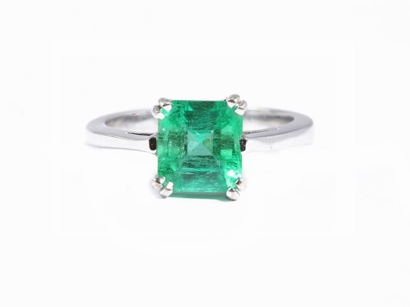 Anello in Oro Bianco con Smeraldo