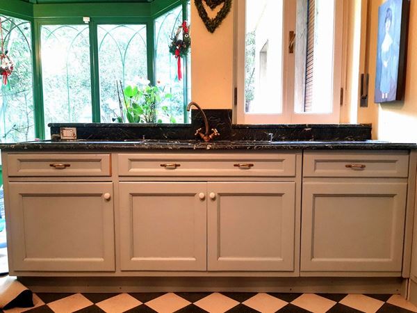 Credenza bassa da cucina in legno laccato grigio-celeste, Barthel