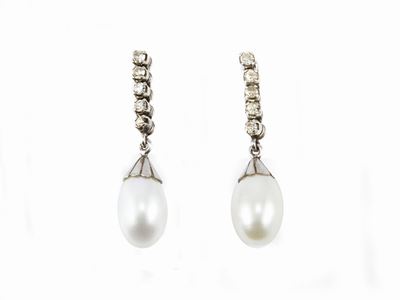 Orecchini Pendenti in Oro Bianco con Diamanti e Perle Coltivate