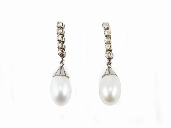 Orecchini pendenti in oro bianco con diamanti e perle coltivate