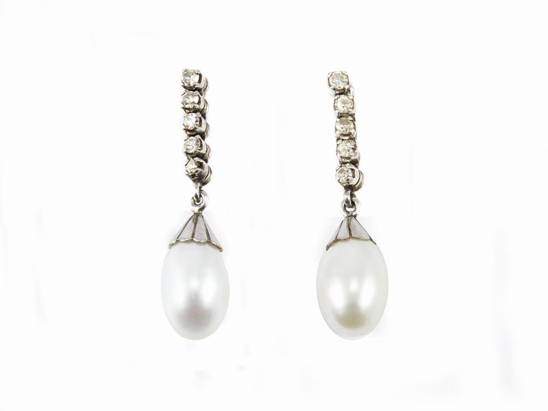 Orecchini Pendenti in Oro Bianco con Diamanti e Perle Coltivate
