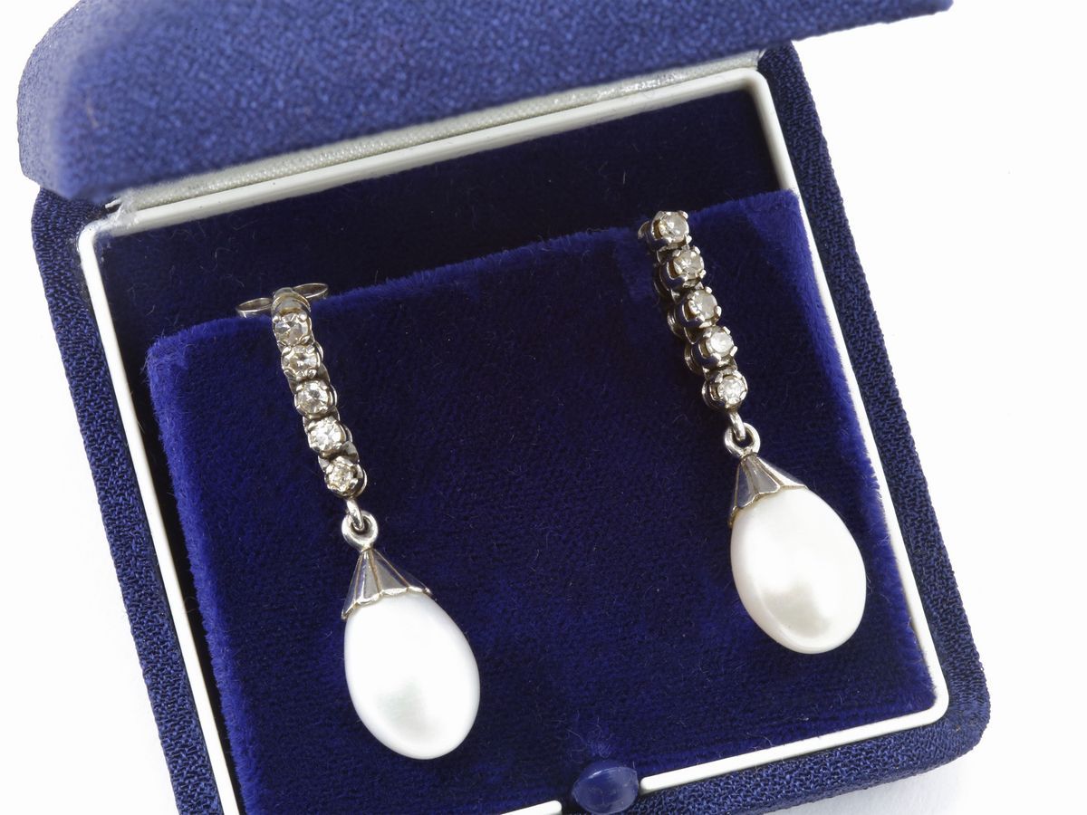 Orecchini Pendenti in Oro Bianco con Diamanti e Perle Coltivate