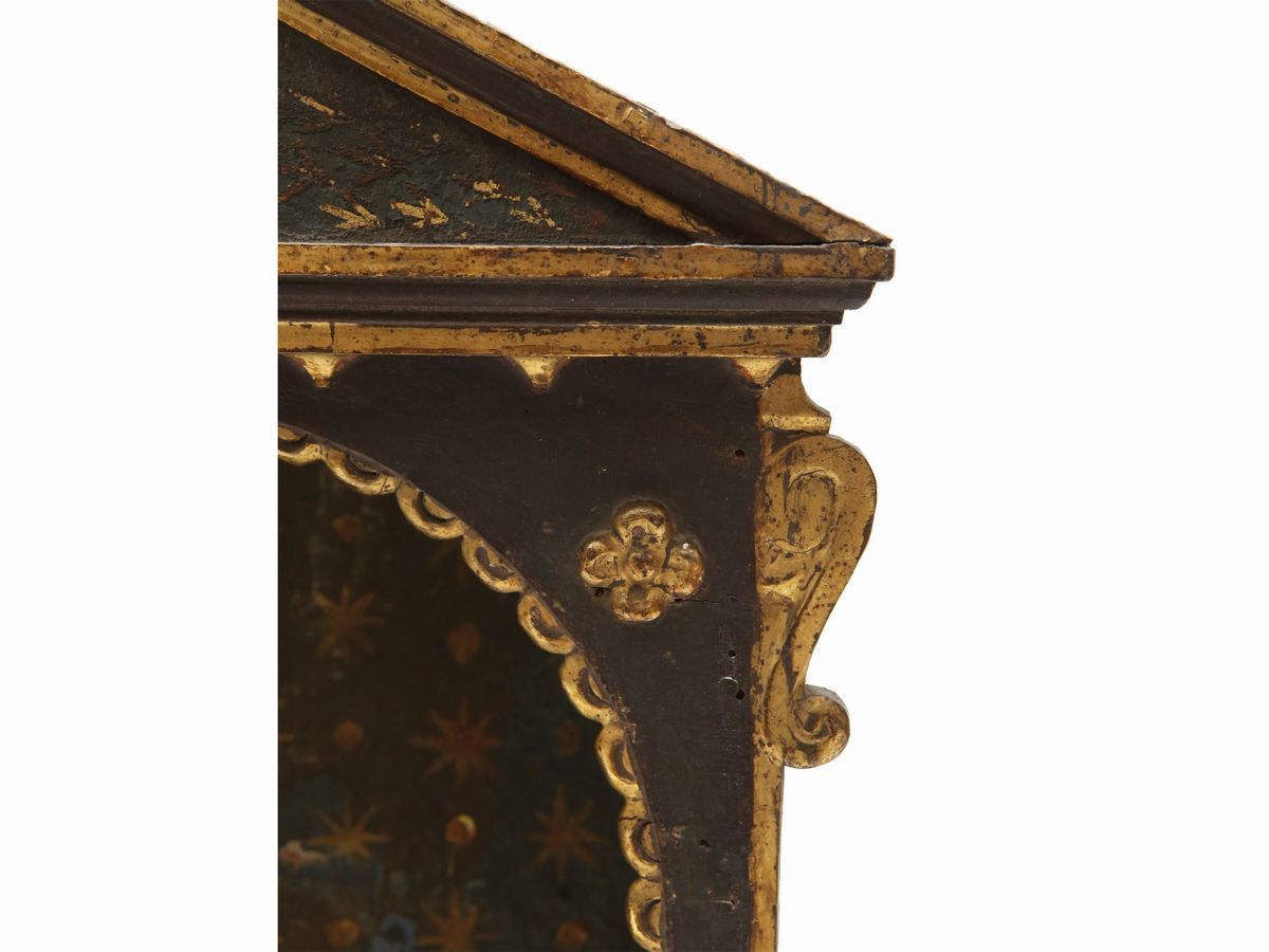 Piccola Teca Ad Edicola in Legno Laccato e Lumeggiato in Oro