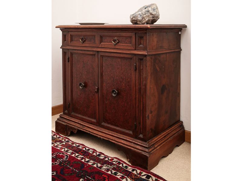 Piccolo stipo in noce