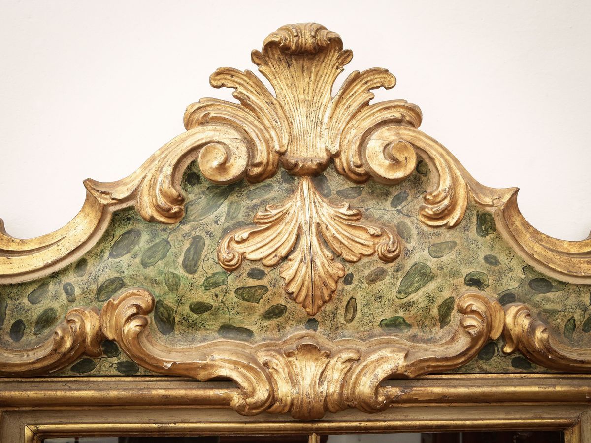 Cornice in Legno Laccato e Lumeggiato in Oro