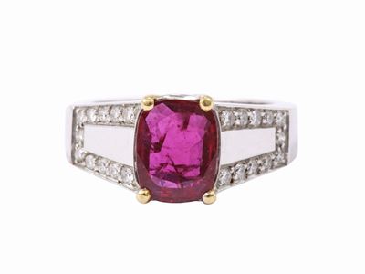 Anello in Oro Bianco e Giallo con Diamanti e Rubino