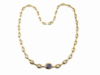 Girocollo in Oro Giallo con Diamanti e Intaglio su Zaffiro