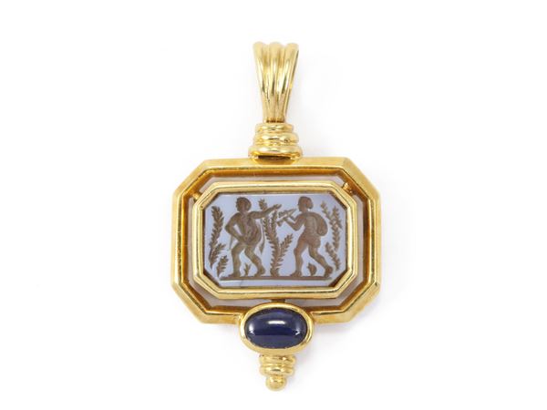 Yellow gold pendant with sapphire and agate cameo