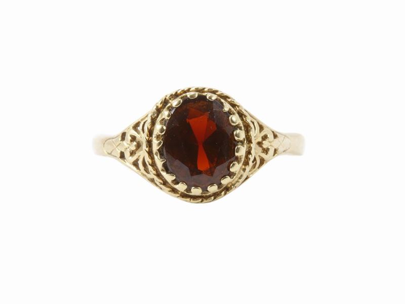 Anello in Oro Giallo 333/1000 con Granato