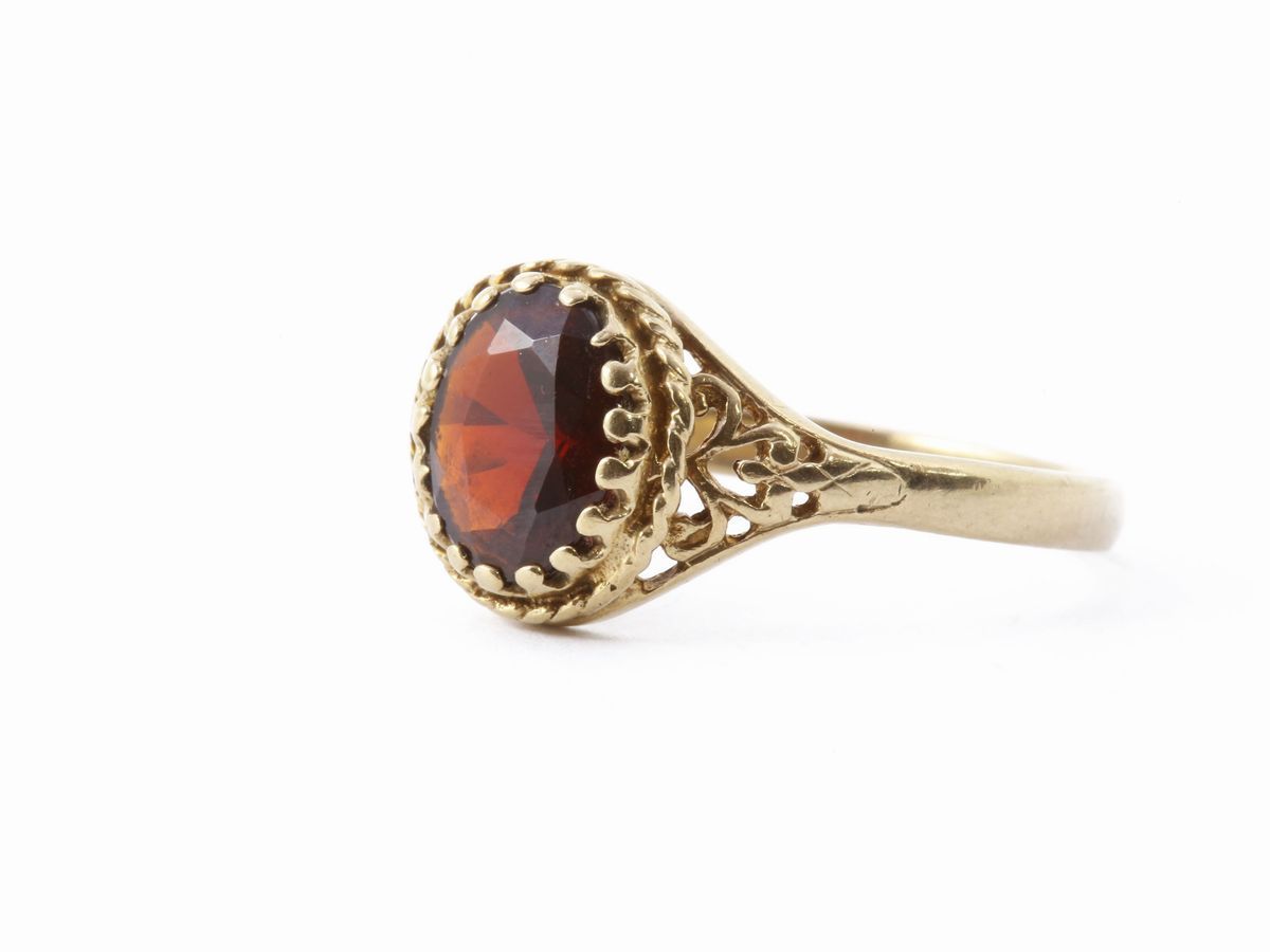 Anello in Oro Giallo 333/1000 con Granato
