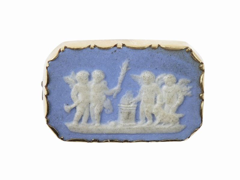 Spilla in Oro Giallo a Basso Titolo con Cammeo in Ceramica Wedgwood