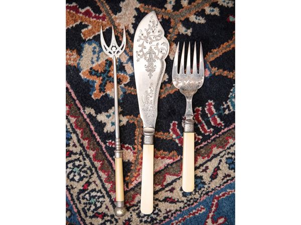 Set of three serving cutlery in silver metal