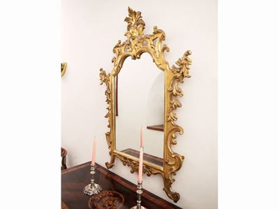Piccola Specchiera con Cornice in Legno Intagliato e Dorato