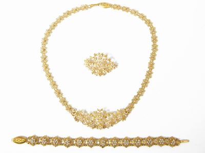 Parure Collana, Anello, Bracciale, Orecchini e Spilla in Oro Giallo e Microperle