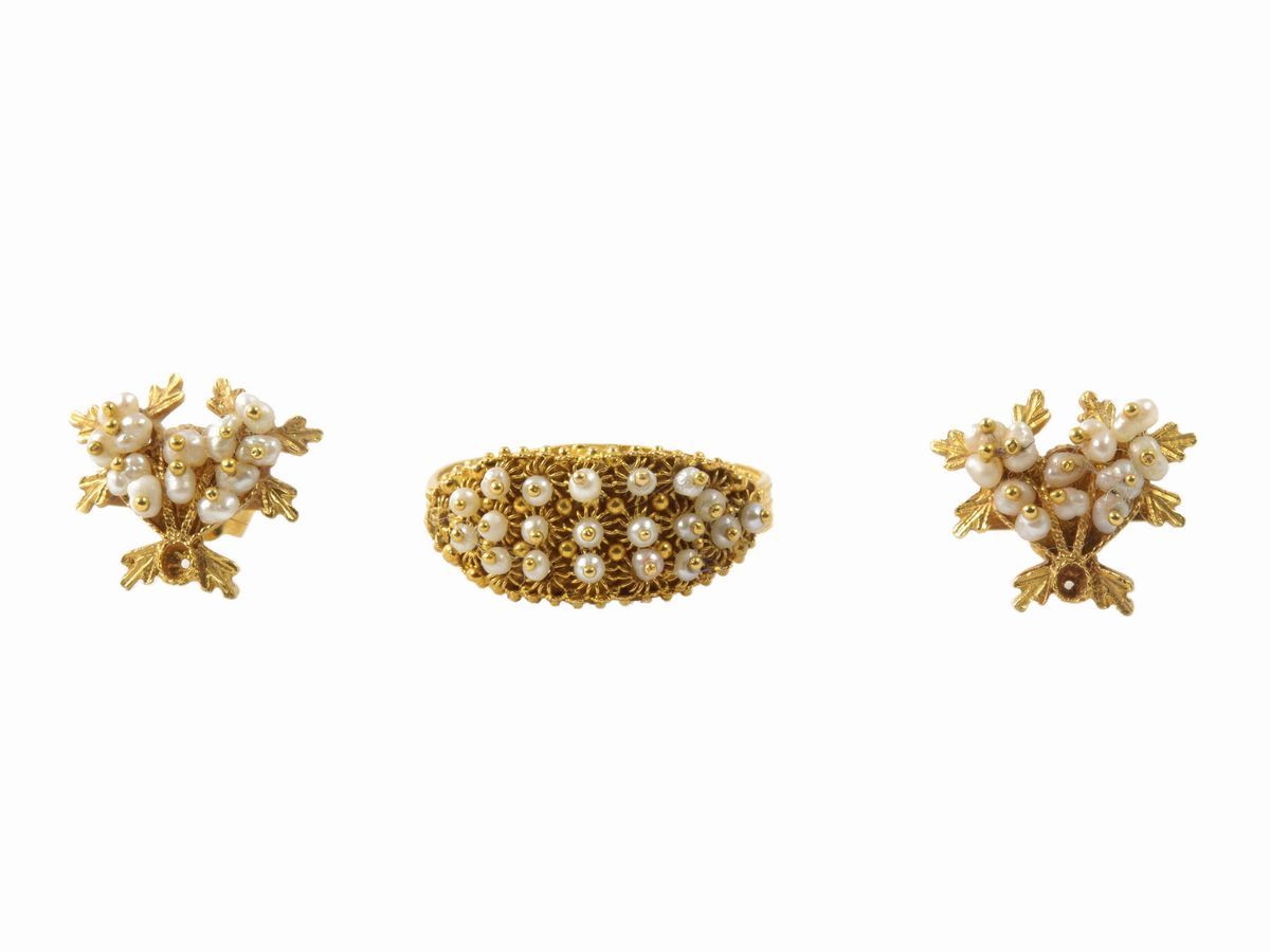Parure Collana, Anello, Bracciale, Orecchini e Spilla in Oro Giallo e Microperle