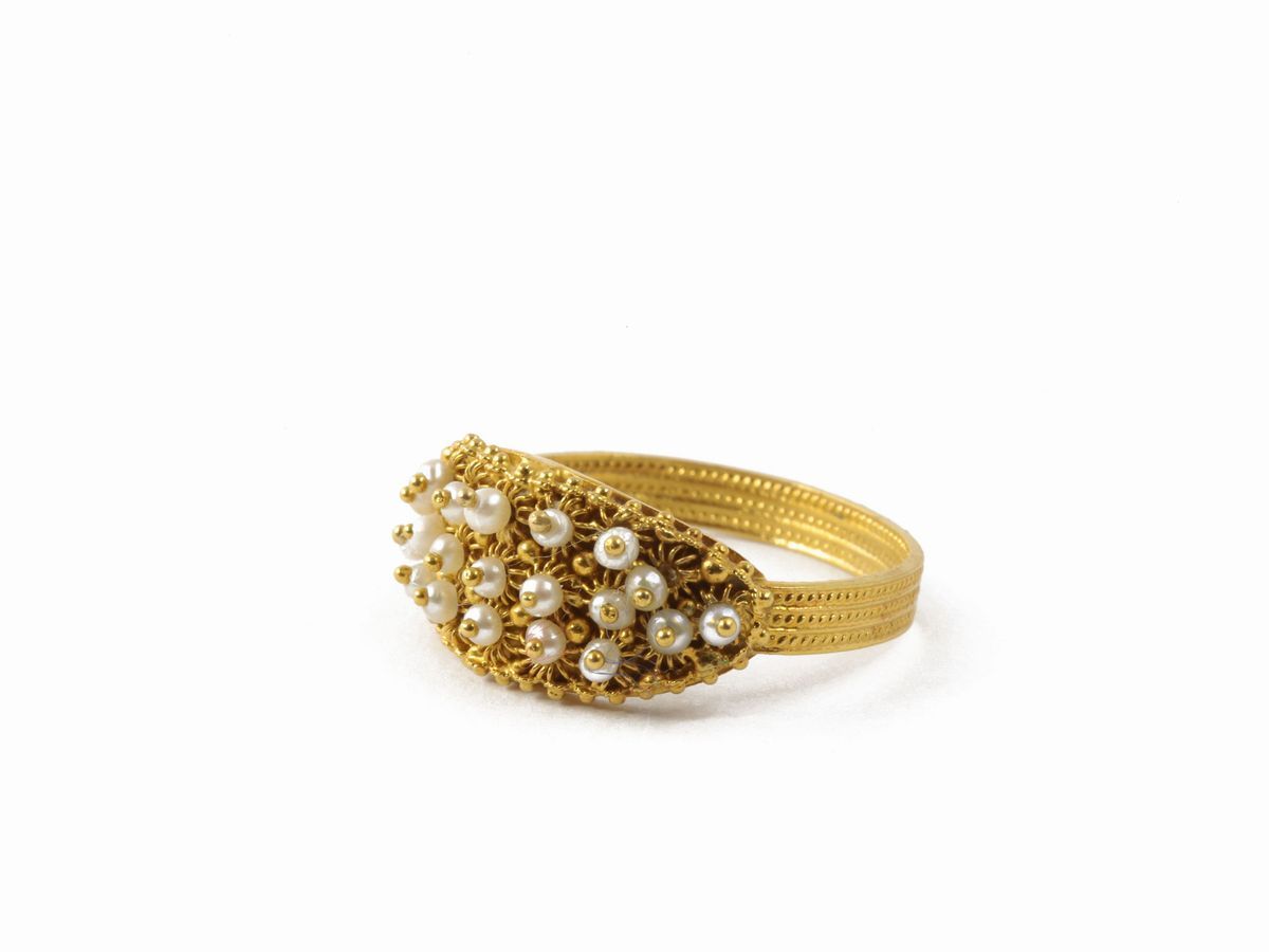 Parure Collana, Anello, Bracciale, Orecchini e Spilla in Oro Giallo e Microperle