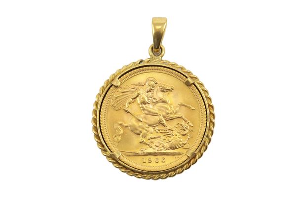 Yellow gold pendant with a sovereign coin