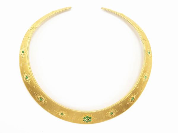 Yellow gold rigid chocker with emeralds