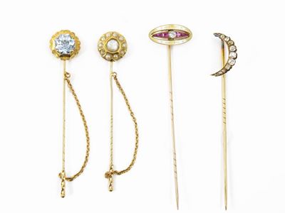 Quattro Spille in Oro Giallo a Vario Titolo con Diamanti, Rubini, Perle e Spinello Sintetico