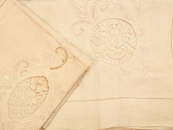 Double bed sheet in linen carved with floral motifs