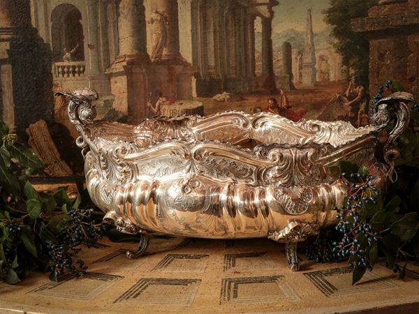Large ship-shaped centerpiece in silver metal