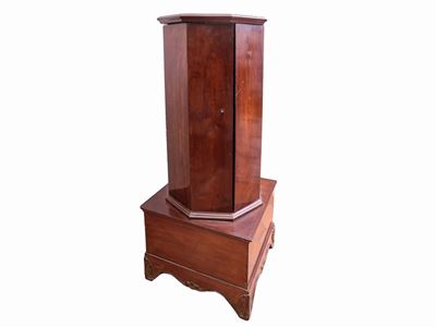 Colonna Portasculture Impiallacciata in Piuma di Mogano