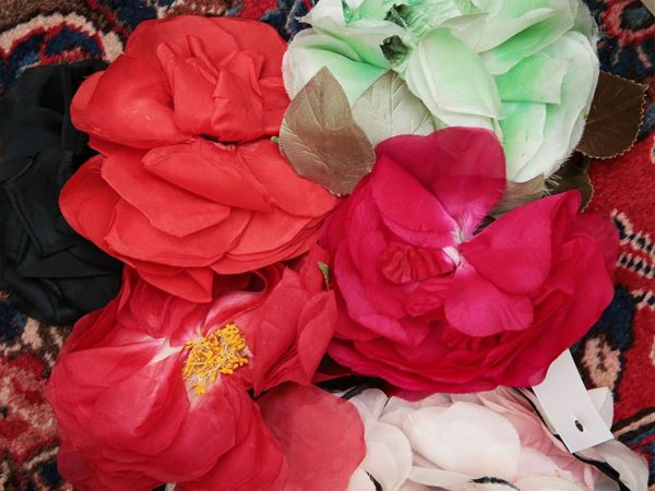 Lotto di ornamenti floreali in tessuto