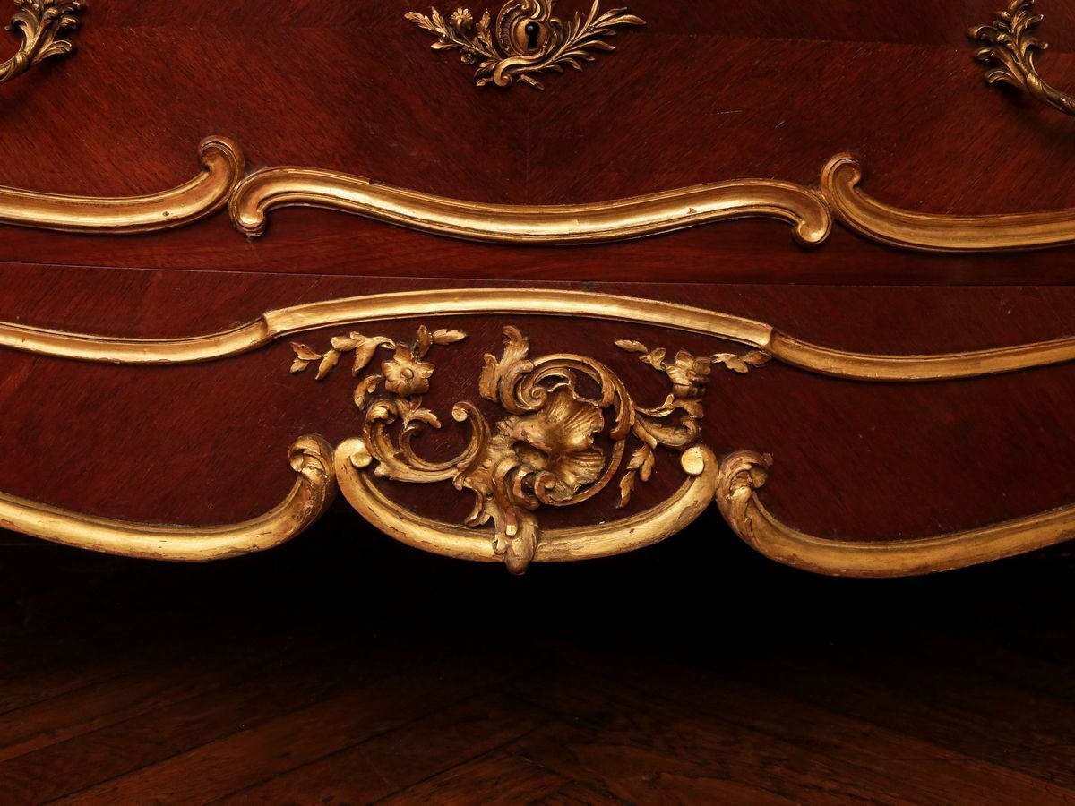 Cassettone Impiallacciato in Legno di Noce ed Altre Essenze
