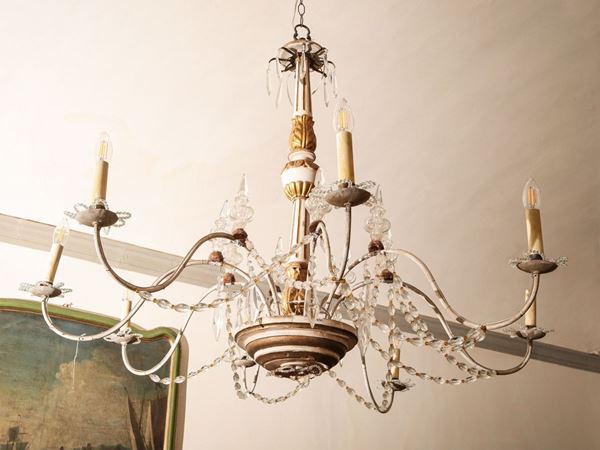 Chandelier in carved wood, lacquered white and highlighted in gold