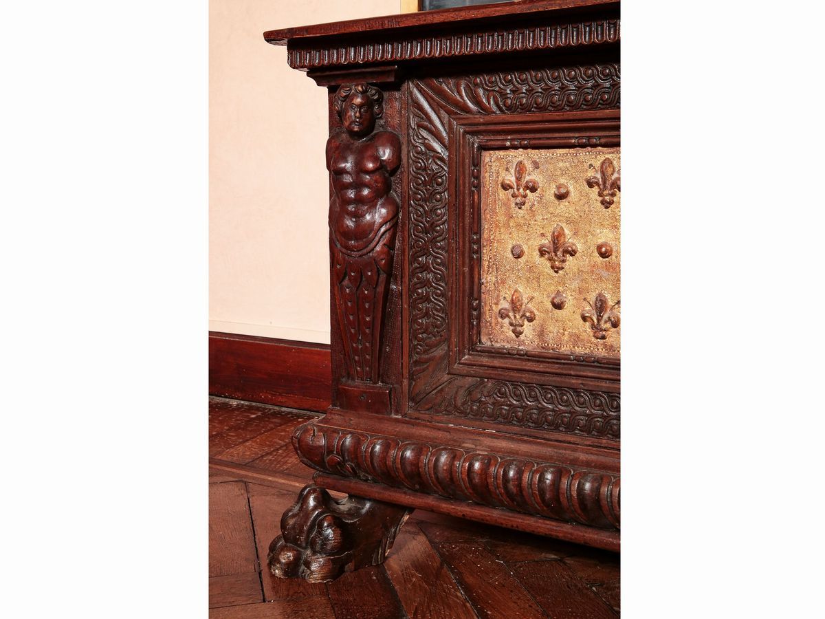 Cassone in Noce e Pastiglia Dorata