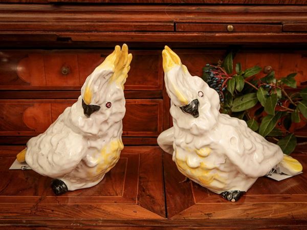 Coppia di pappagalli in ceramica policroma