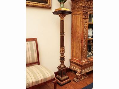 Coppia di Colonne Portavasi Rivestite in Metallo Dorato
