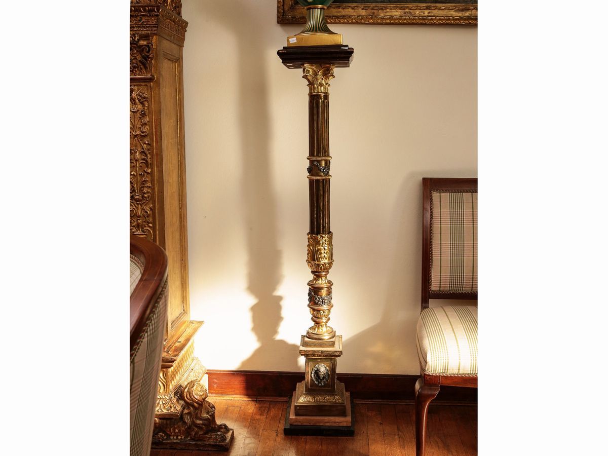 Coppia di Colonne Portavasi Rivestite in Metallo Dorato