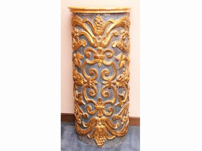 Colonna in Legno Intagliato, Laccato e Lumeggiato in Oro